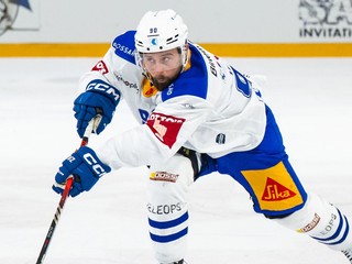 Slovenský hokejista Tomáš Tatar v drese švajčiarskeho Zugu.