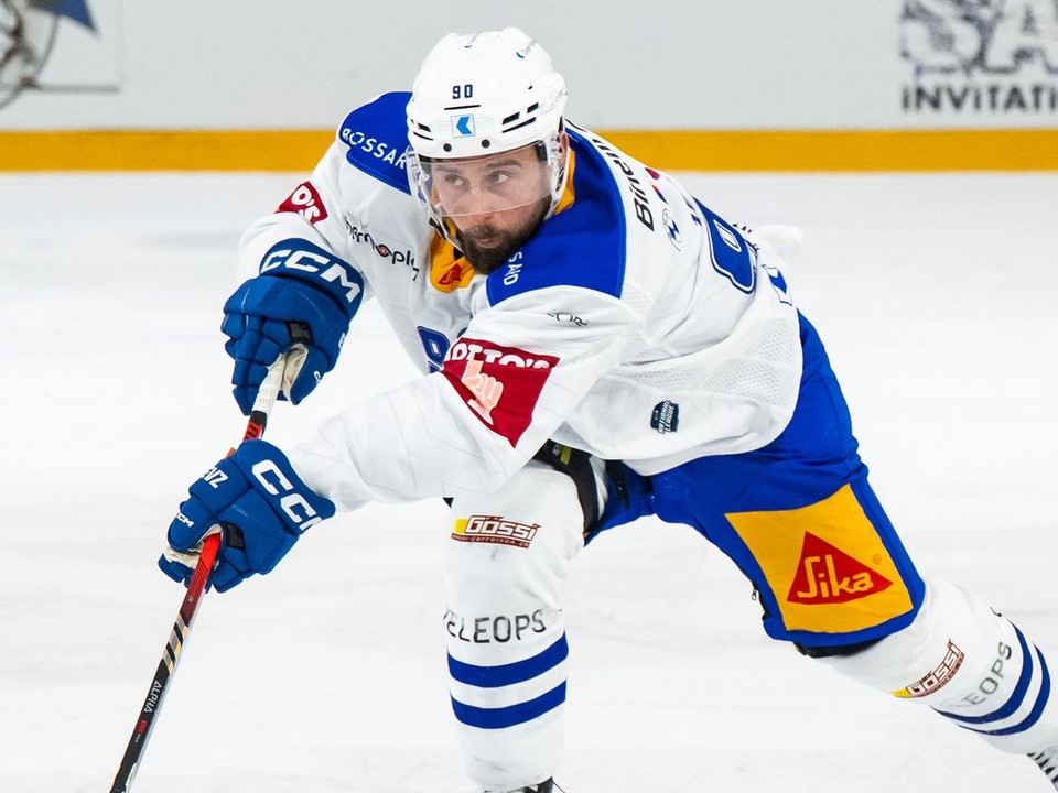 Slovenský hokejista Tomáš Tatar v drese švajčiarskeho Zugu.