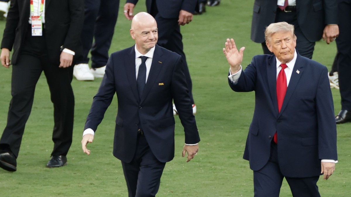 Zľava prezident Medzinárodnej futbalovej federácie (FIFA) Gianni Infantino, americký prezident Donald Trump.