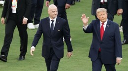 Zľava prezident Medzinárodnej futbalovej federácie (FIFA) Gianni Infantino, americký prezident Donald Trump.