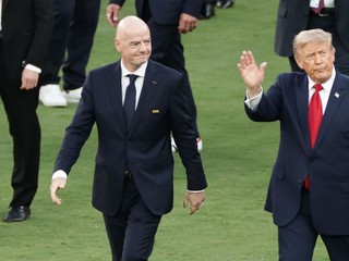 Zľava prezident Medzinárodnej futbalovej federácie (FIFA) Gianni Infantino, americký prezident Donald Trump.