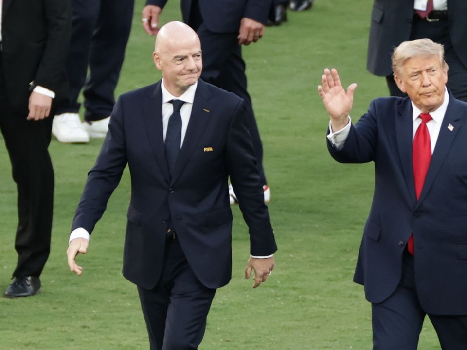 Zľava prezident Medzinárodnej futbalovej federácie (FIFA) Gianni Infantino, americký prezident Donald Trump.