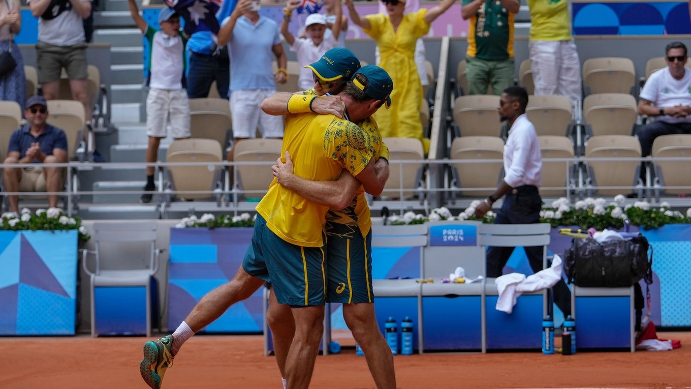 Matthew Ebden a John Peers oslavujú triumf.