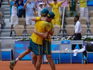 Matthew Ebden a John Peers oslavujú triumf.