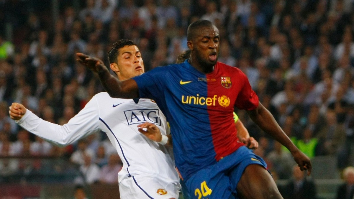 Yaya Touré (Barcelona) v súboji s Cristianom Ronaldom (Manchester United) vo finále Ligy majstrov v roku 2009.