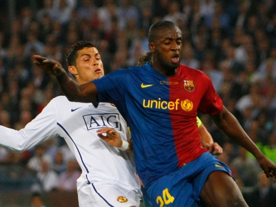 Yaya Touré (Barcelona) v súboji s Cristianom Ronaldom (Manchester United) vo finále Ligy majstrov v roku 2009.