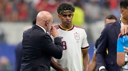 Tréner španielskej reprezentácie Luis de la Fuente hovorí so španielskym hráčom Lamineom Yamalom.