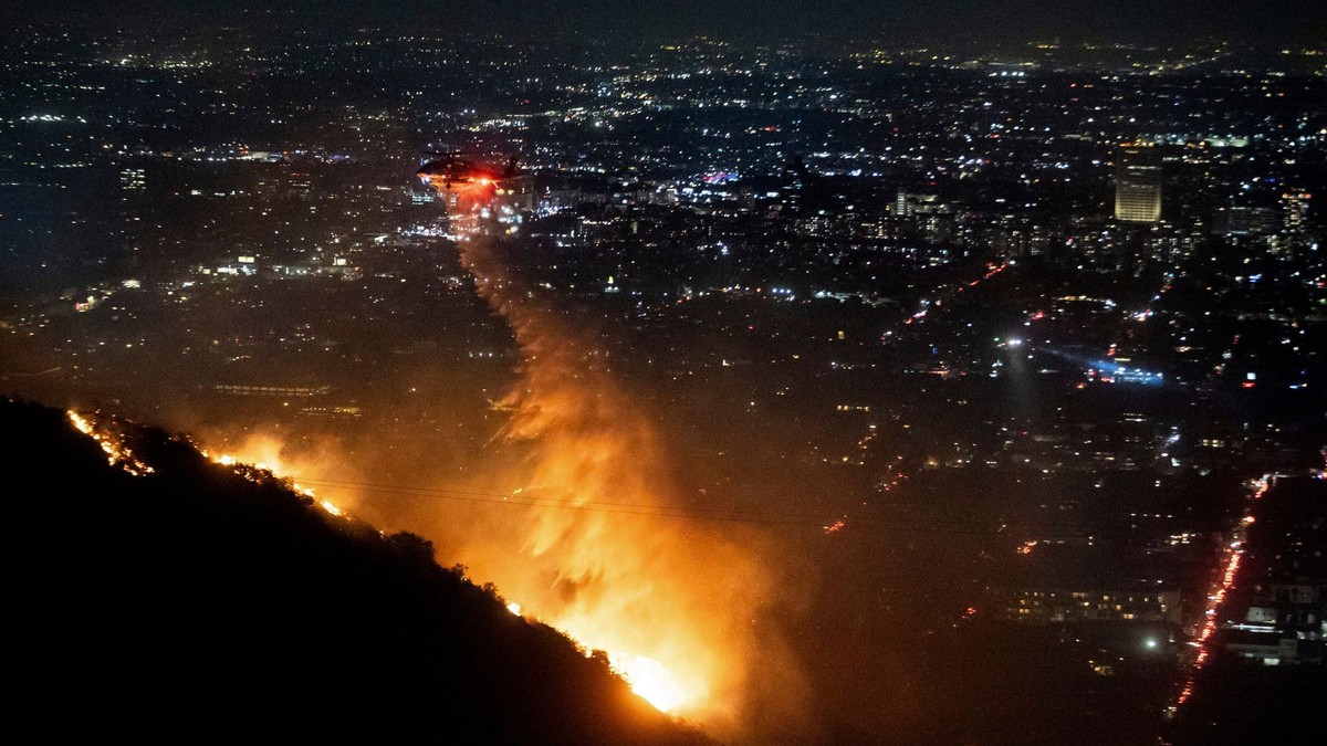 Vrtuľník hasí požiar v Los Angeles.