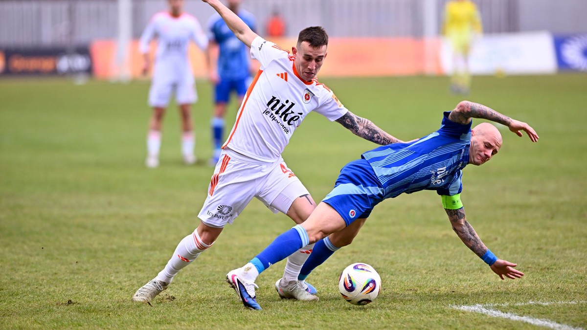 Na snímke vľavo Oliver Luterán (MFK Ružoberok) a Vladimír Weiss ml. (ŠK Slovan) v zápase 21. kola Niké ligy MFK Ružomberok - ŠK Slovan Bratislava.