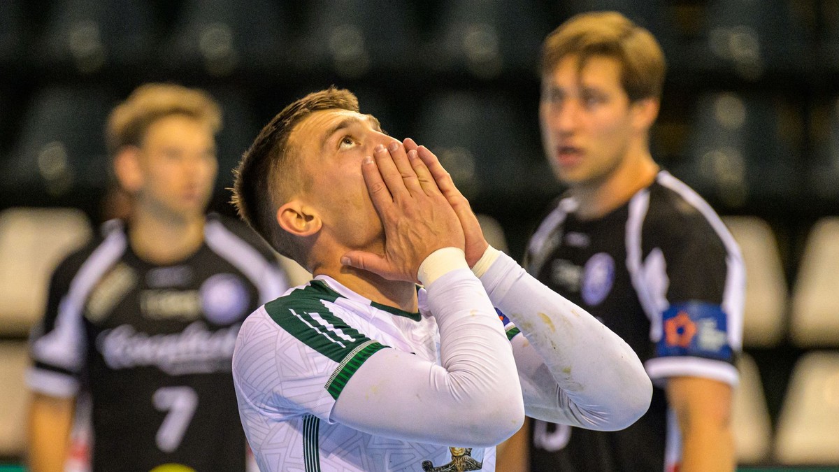 Na snímke Josef Hozman (Prešov) reaguje počas počas zápasu 1. kola D-skupiny Európskej ligy EHF  v hádzanej mužov Tatran Prešov – Bergischer HC.