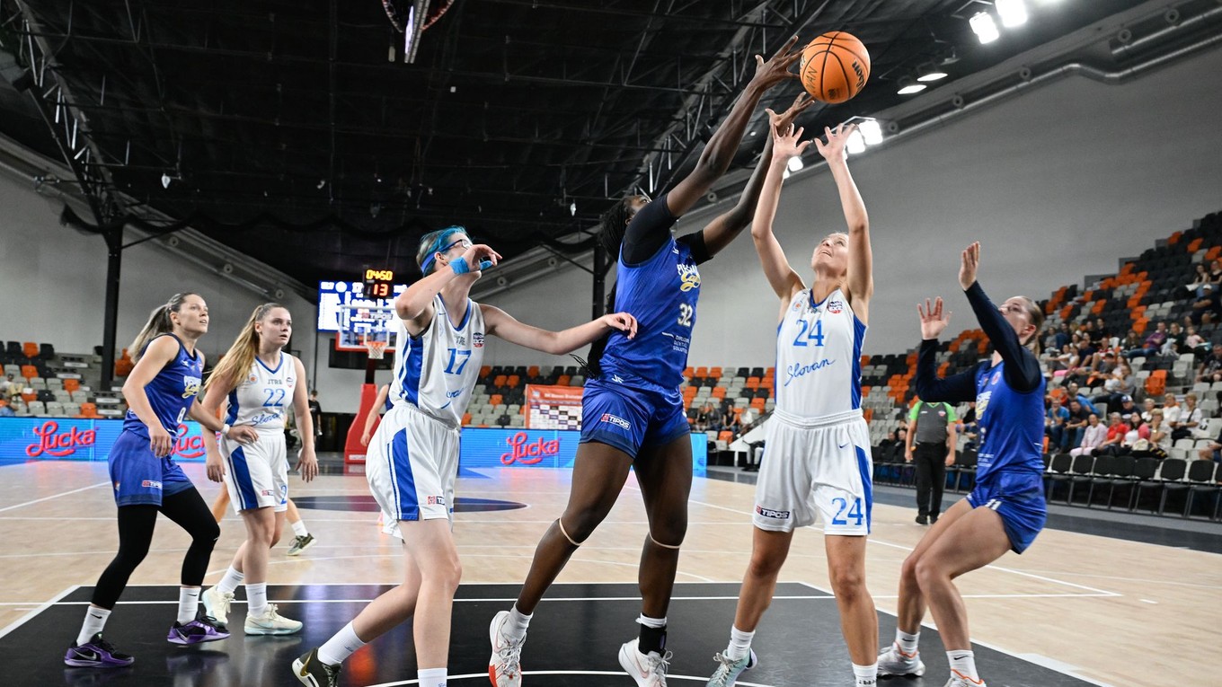 Snímka zo zápasu 1. kola basketbalovej Tipos extraligy žien BK Slovan Bratislava - Piešťanské Čajky.