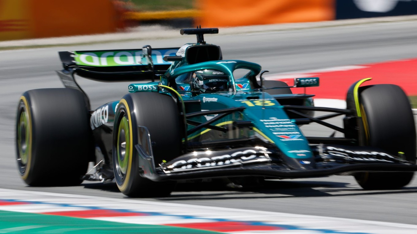 Kanadský jazdec tímu Aston Martin Lance Stroll.