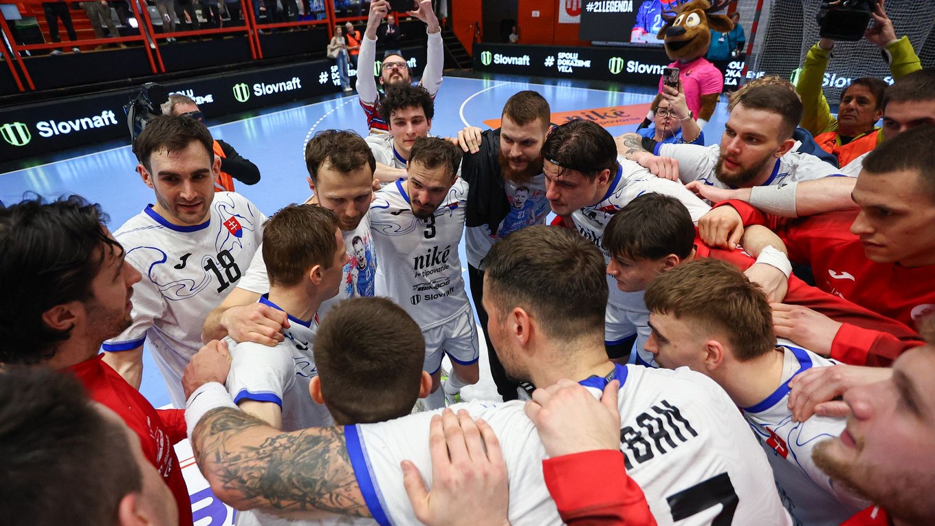 Na snímke radosť hráčov Slovenska po víťazstve v odvetnom zápase druhej fázy kvalifikácie na majstrovstvá sveta 2027 v hádzanej mužov.