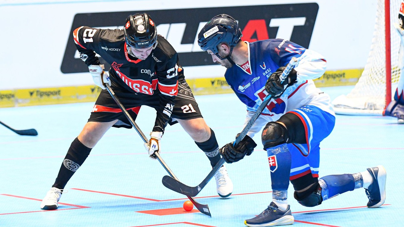 Matúš Korbáš (Slovensko) na buly v zápase A-skupiny Švajčiarsko - Slovensko na MS mužov v hokejbale