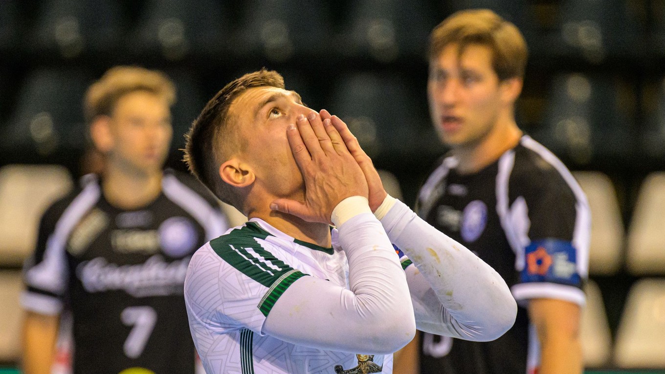 Na snímke Josef Hozman (Prešov) reaguje počas počas zápasu 1. kola D-skupiny Európskej ligy EHF  v hádzanej mužov Tatran Prešov – Bergischer HC.
