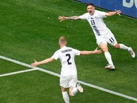 Zan Karničnik a Erik Janza oslavujú gól do siete Srbska. 
