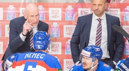 Tréner Craig Ramsay, asistent trénera Ján Pardavý, Šimon Nemec a Miloš Kelemen v zápase Slovensko - Nórsko na MS v hokeji 2023.