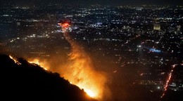 Vrtuľník hasí požiar v Los Angeles.