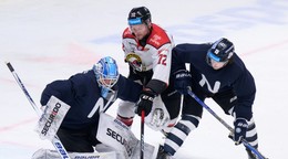 Zľava Jasper Patrikainen (Nitra), Michal Kabáč (Banská Bystrica a Elias Carmichael (Nitra) v zápase 31. kola hokejovej Tipsport ligy medzi HK Nitra a HC MONACObet Banská Bystrica.