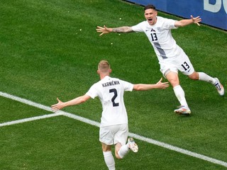 Zan Karničnik a Erik Janza oslavujú gól do siete Srbska. 