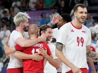Volejbalisti Poľska sa tešia v zápase na OH v Paríži 2024.