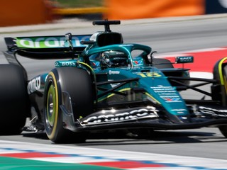 Kanadský jazdec tímu Aston Martin Lance Stroll.