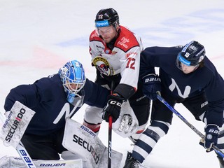 Zľava Jasper Patrikainen (Nitra), Michal Kabáč (Banská Bystrica a Elias Carmichael (Nitra) v zápase 31. kola hokejovej Tipsport ligy medzi HK Nitra a HC MONACObet Banská Bystrica.
