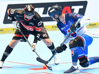 Matúš Korbáš (Slovensko) na buly v zápase A-skupiny Švajčiarsko - Slovensko na MS mužov v hokejbale
