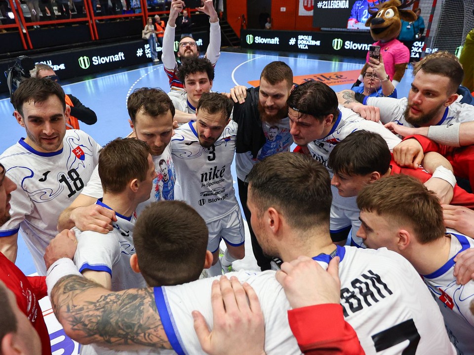 Na snímke radosť hráčov Slovenska po víťazstve v odvetnom zápase druhej fázy kvalifikácie na majstrovstvá sveta 2027 v hádzanej mužov.