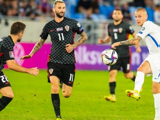 Josip Juranovič, Marcelo Brozovič (obidvaja Chorvátsko) a Vladimír Weiss v zápase kvalifikácie majstrovstiev sveta 2022 Slovensko - Chorvátsko.