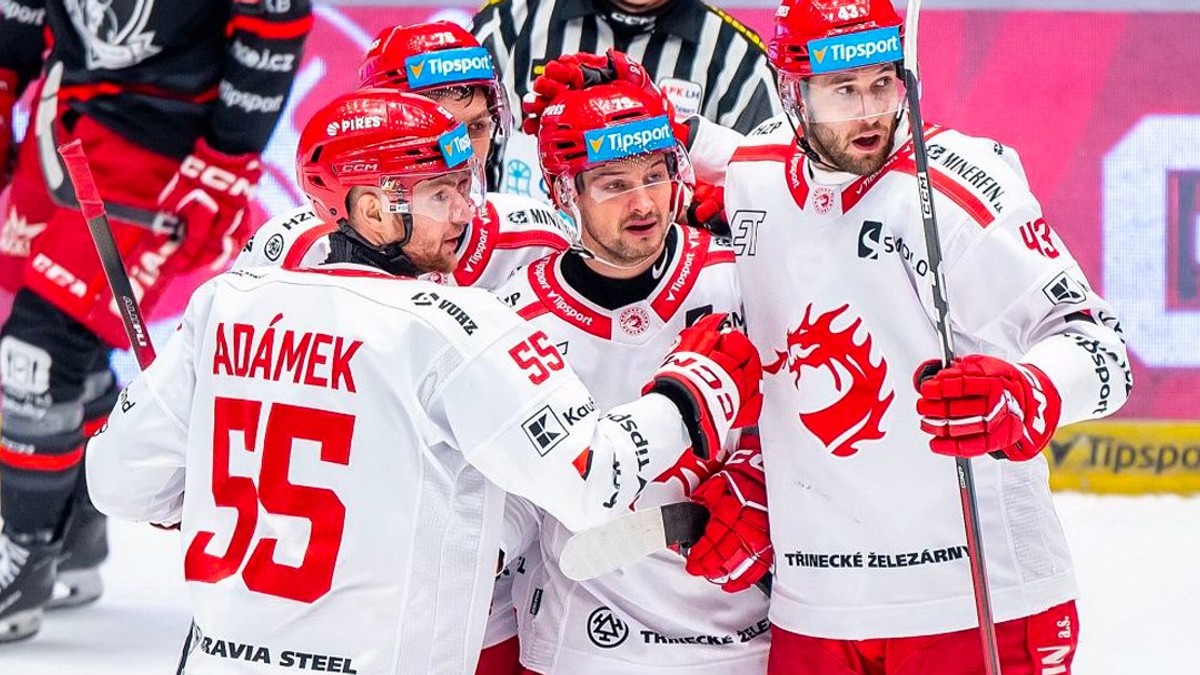 Libor Hudáček (v strede) oslavuje gól so spoluhráčmi