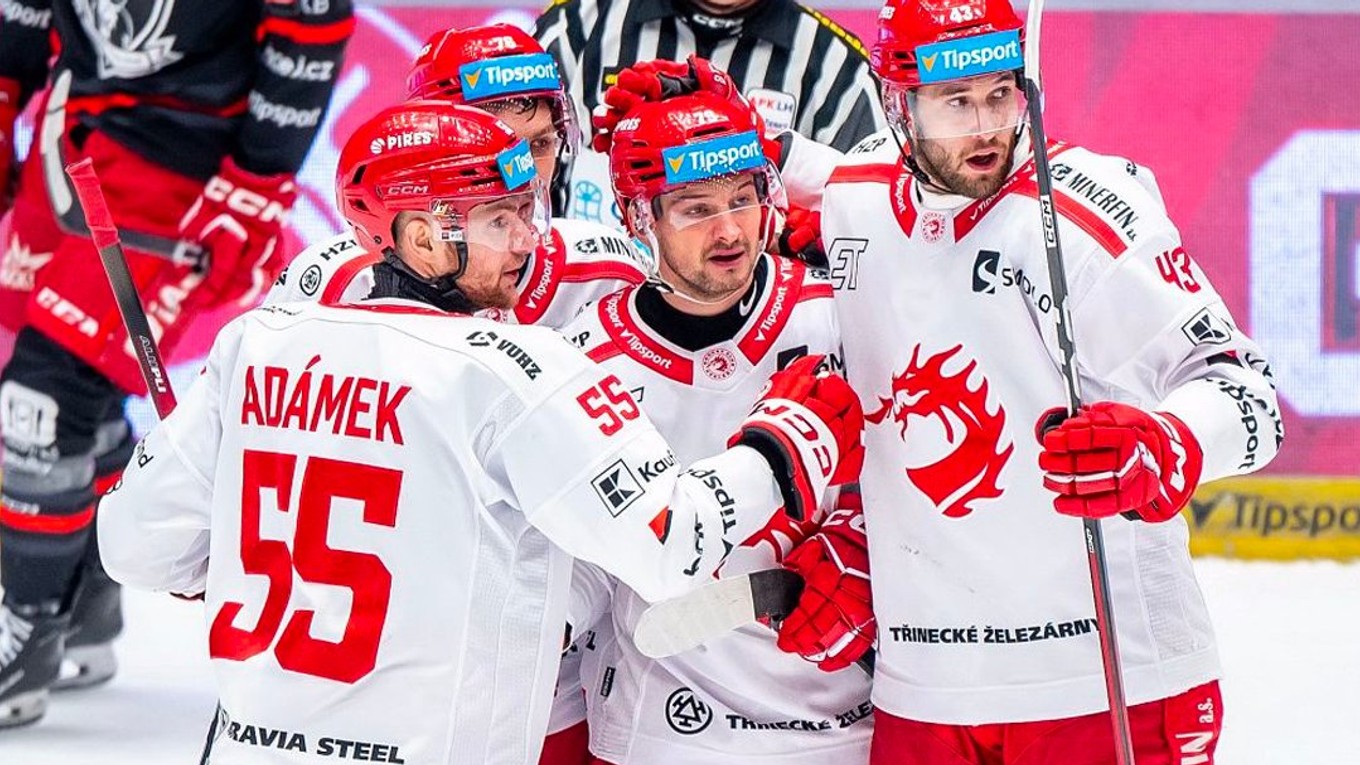 Libor Hudáček (v strede) oslavuje gól so spoluhráčmi