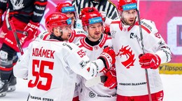 Libor Hudáček (v strede) oslavuje gól so spoluhráčmi