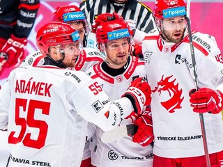 Libor Hudáček (v strede) oslavuje gól so spoluhráčmi