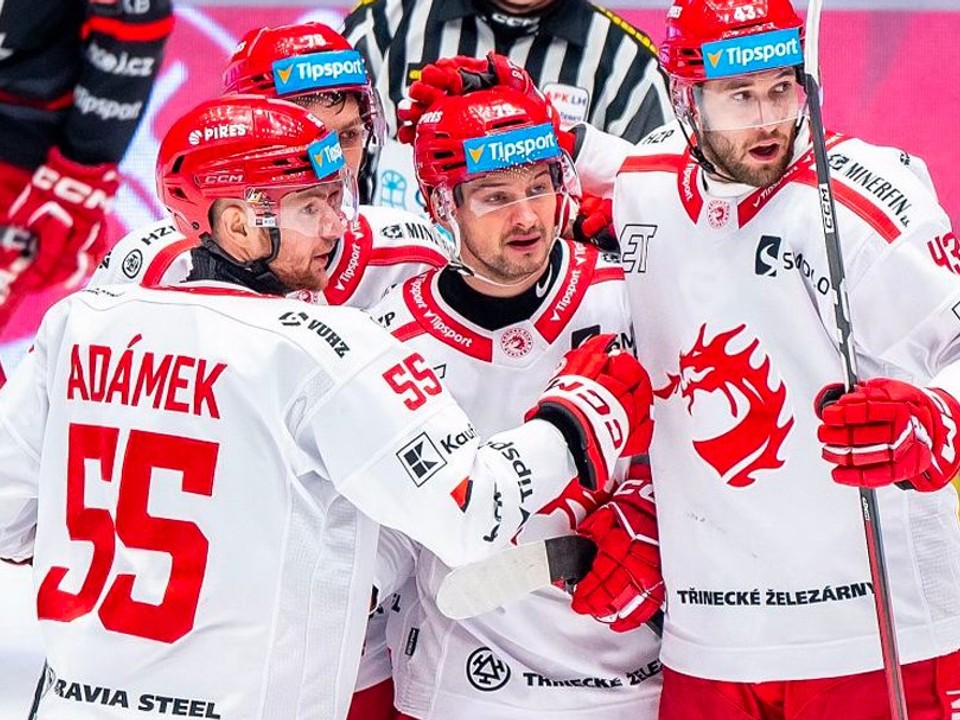 Libor Hudáček (v strede) oslavuje gól so spoluhráčmi