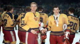 Spoločne s Igorom Libom s majstrovským ligovým pohárom z roku 1983. Poďakovanie za fotografiu patrí Tomášovi Petrovi, autorovi knihy Tri Svätoplukove prúty.