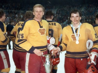 Spoločne s Igorom Libom s majstrovským ligovým pohárom z roku 1983. Poďakovanie za fotografiu patrí Tomášovi Petrovi, autorovi knihy Tri Svätoplukove prúty.