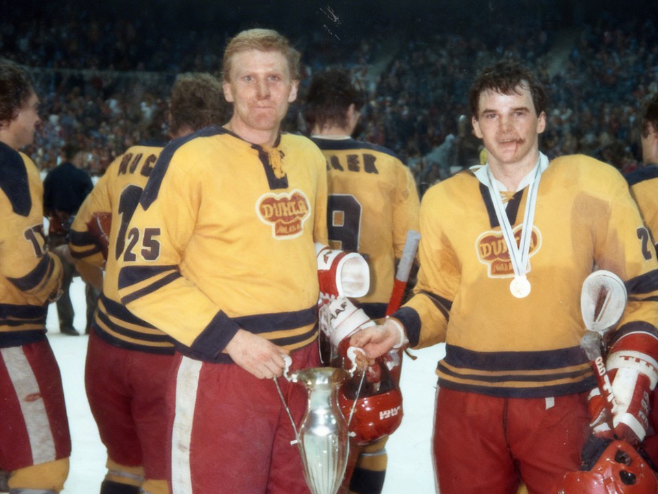 Spoločne s Igorom Libom s majstrovským ligovým pohárom z roku 1983. Poďakovanie za fotografiu patrí Tomášovi Petrovi, autorovi knihy Tri Svätoplukove prúty.