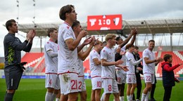 Po šlágri kola Trenčín B – Myjava (1:0) ďakovačka víťazných Trenčanov na hlavnom štadióne.