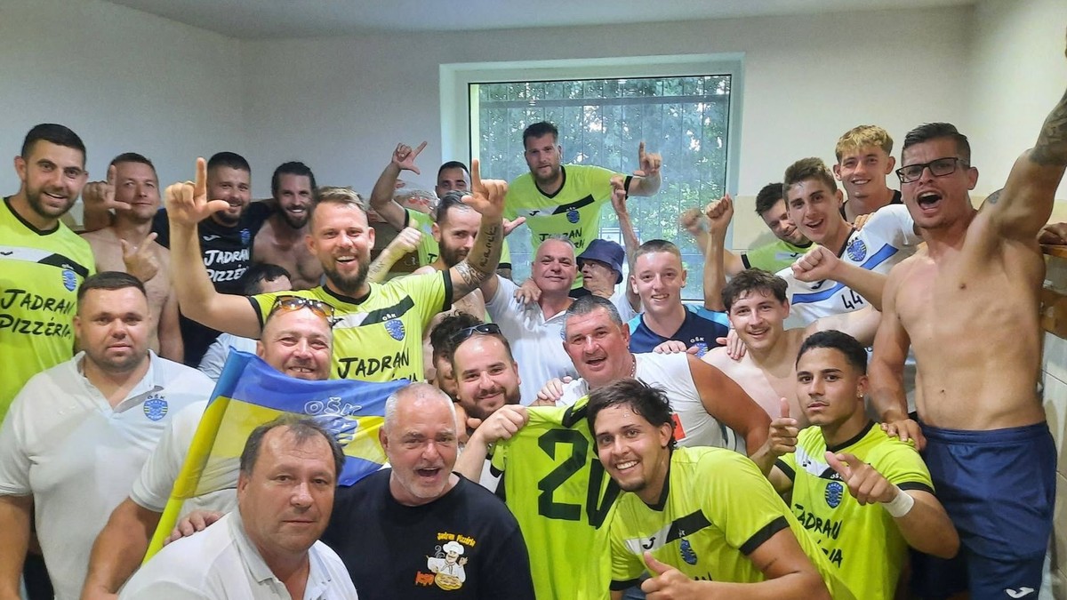 Radosť hráčov OŠK Svätý Peter po 1. kole Slovnaft Cupu, v ktorom vyradili Kolárovo.