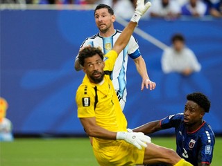 Lionel Messi (10) a Vozinha (1).