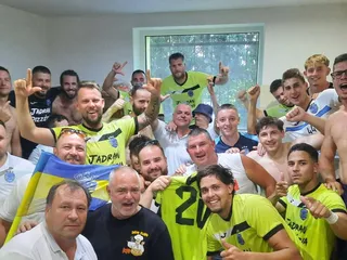 Radosť hráčov OŠK Svätý Peter po 1. kole Slovnaft Cupu, v ktorom vyradili Kolárovo.