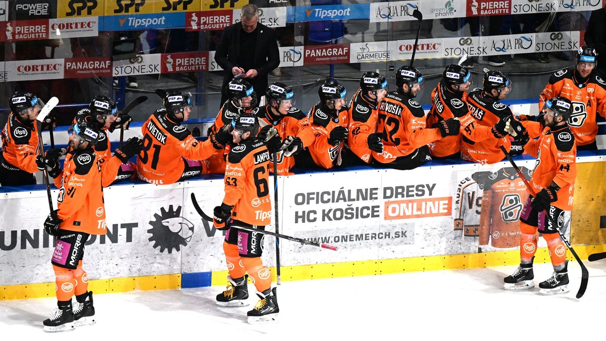 Gólová radosť hráčov Košíc počas zápasu hokejovej Tipsport ligy.