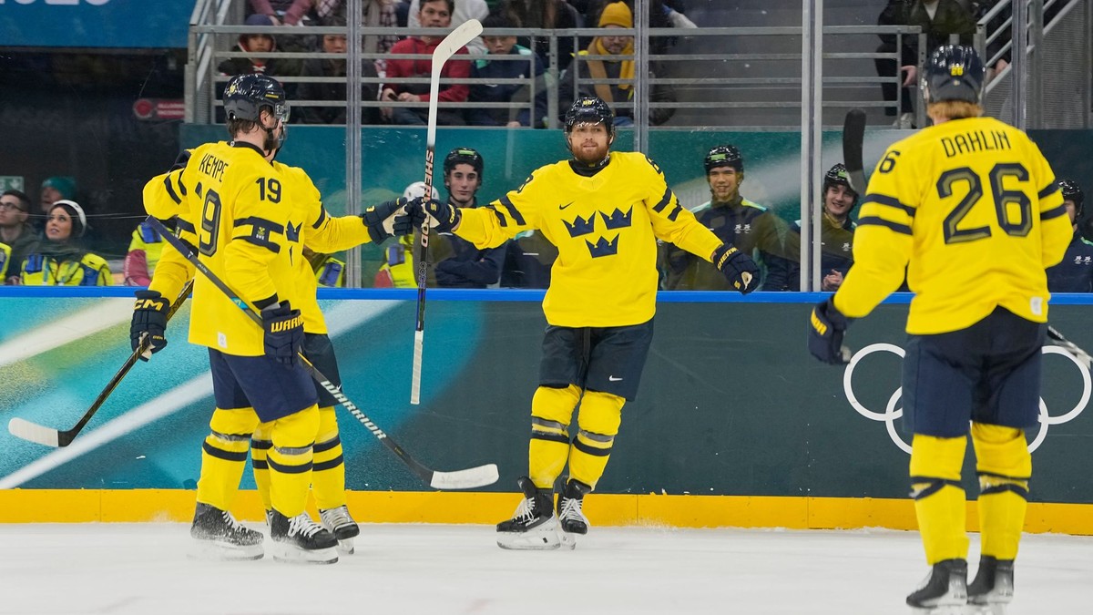 Hokejista Švédska William Nylander (uprostred) sa teší so spoluhráčmi z gólu na ZOH 2026.