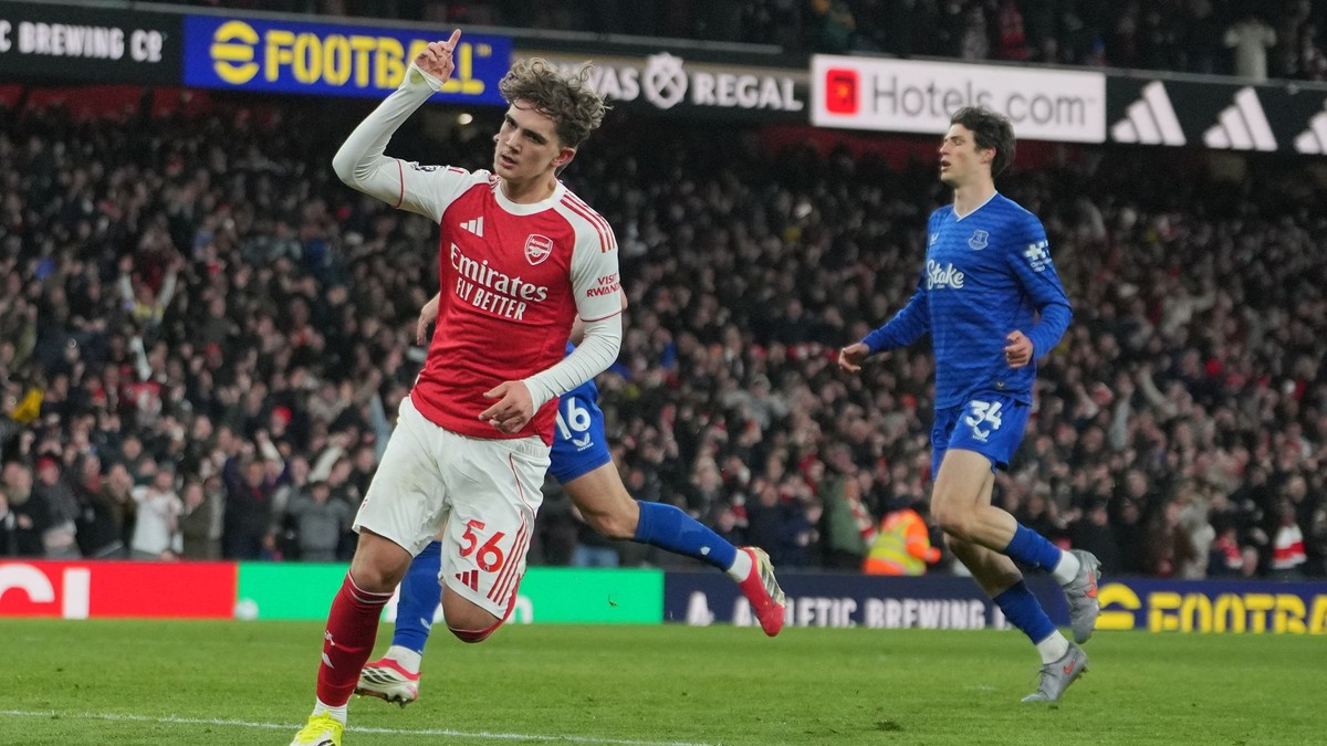 Max Dowman oslavuje gól