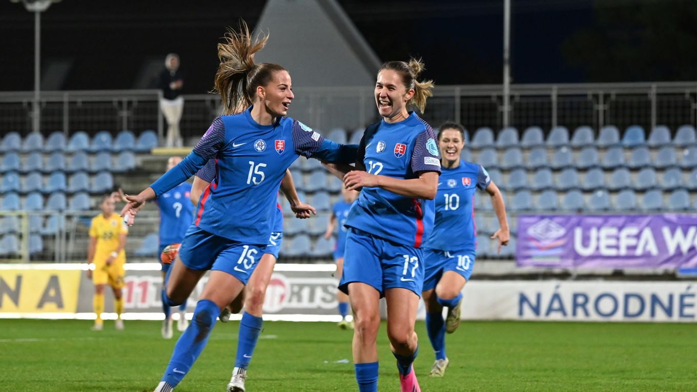 Mária Mikolajová a spoluhráčka Tamara Morávková oslavujú gól.