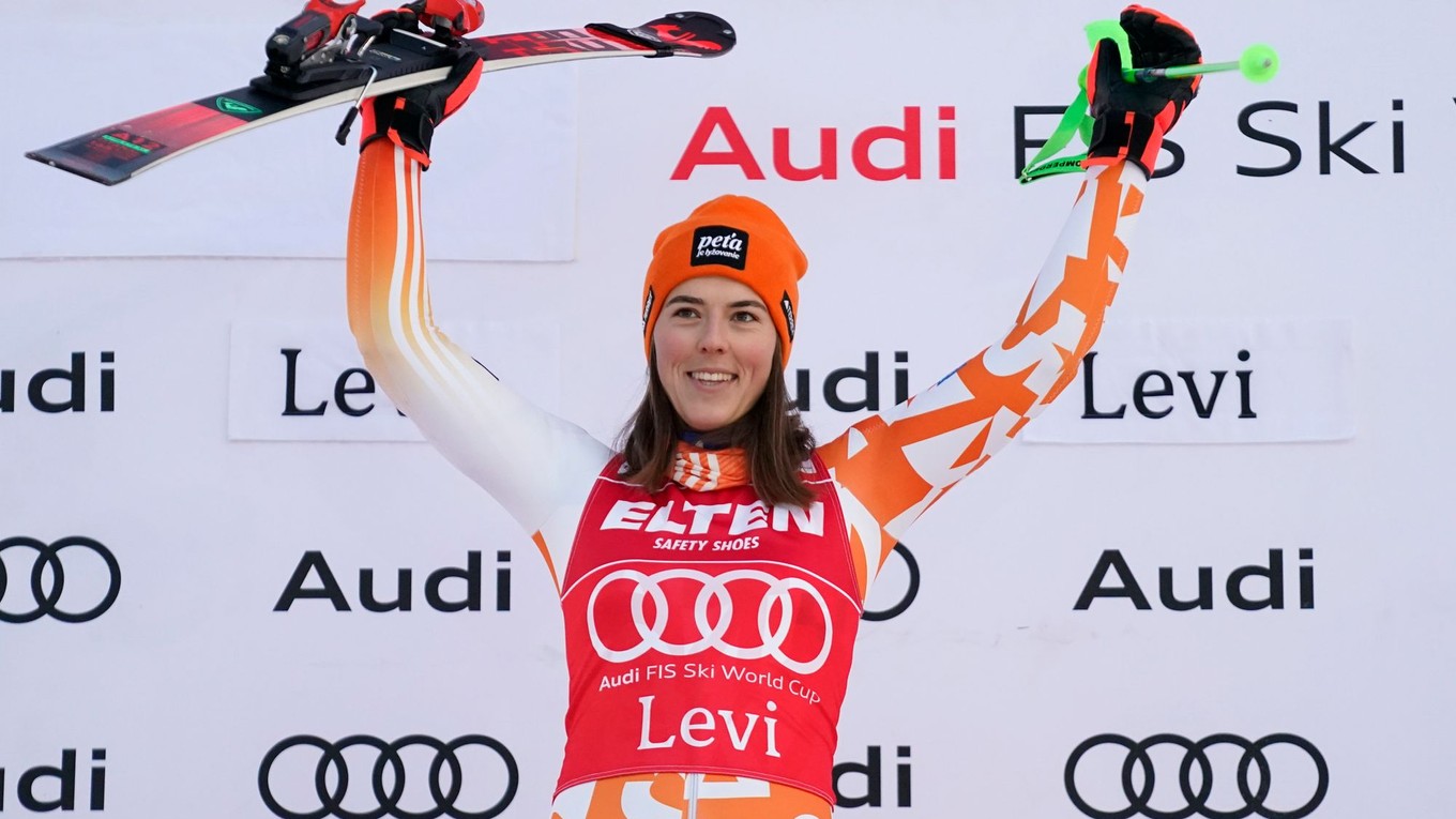 Petra Vlhová a jej víťazné gesto po slalome vo fínskom Levi 2023.