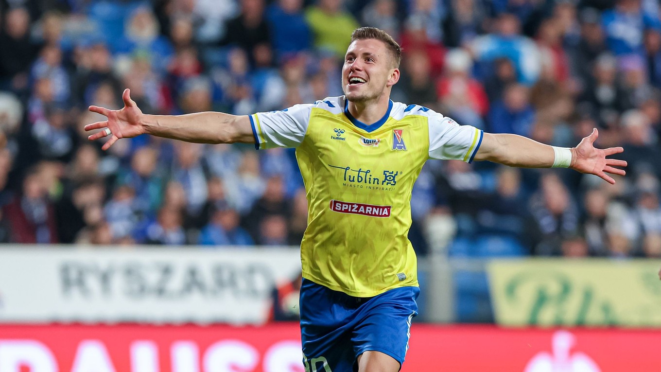 Slovenský futbalista Samuel Mráz strieľa gól v drese Motoru Lublin.