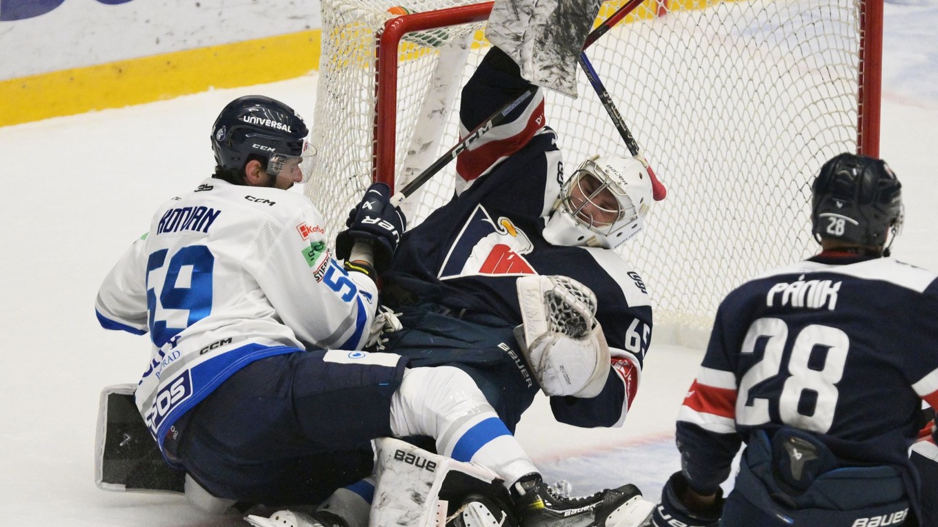 Oldřich Kotvan (vľavo), brankár Patrik Andrisík a Richard Pánik v zápase HK Poprad - HC Slovan Bratislava v 17. kole Tipos extraligy.