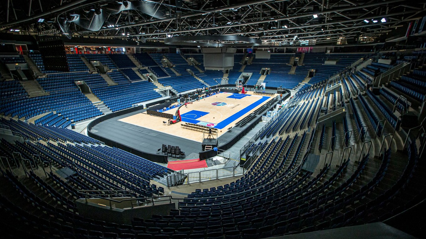 Zimný štadión v Bratislave sa zmenil na basketbalové ihrisko. Odohrá sa tu zápas Slovensko - Španielsko. 